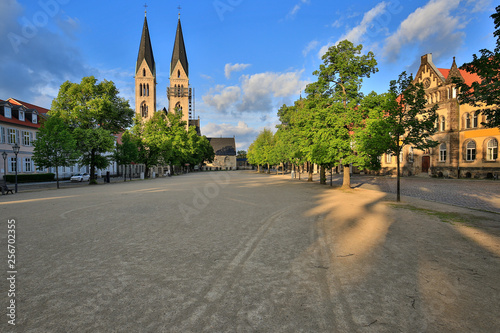 Domplatz und Dom in Halberstadt in der Nachmittagssonne