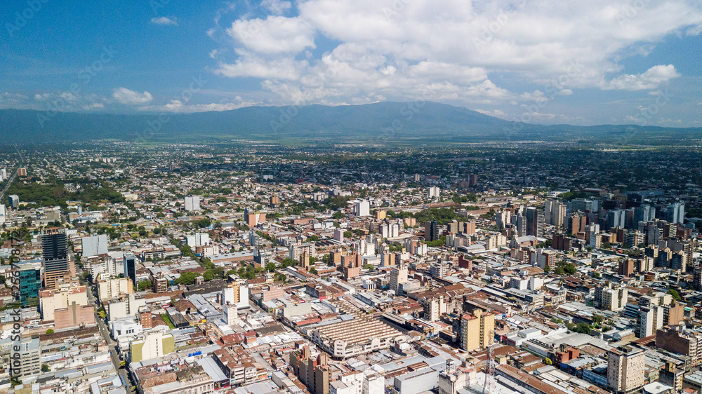 Fototapeta premium Widok z lotu ptaka na miasto San Miguel de Tucumán, Argentyna