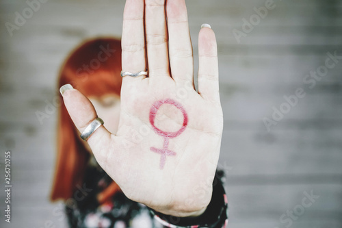 Cuadro en lienzo Young feminist with a female sign in her hand