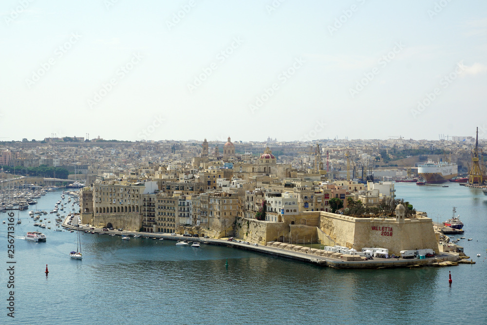 Hafen von Valetta in Malta mit Yachten und historischen Gebäuden