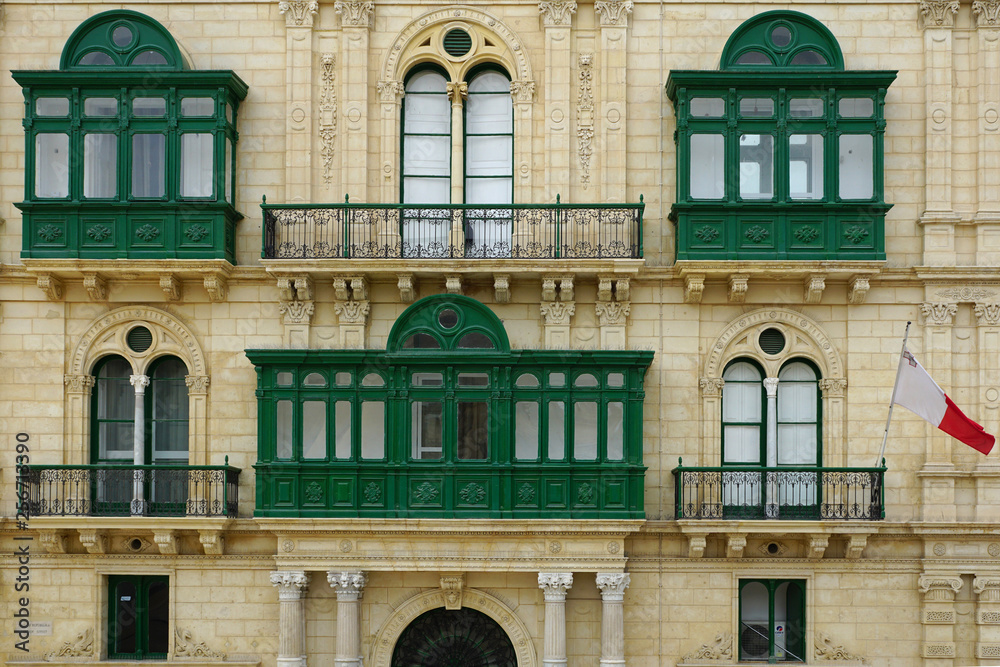 typische grüne Balkone in Malta / Valetta mit Nationalfahne 