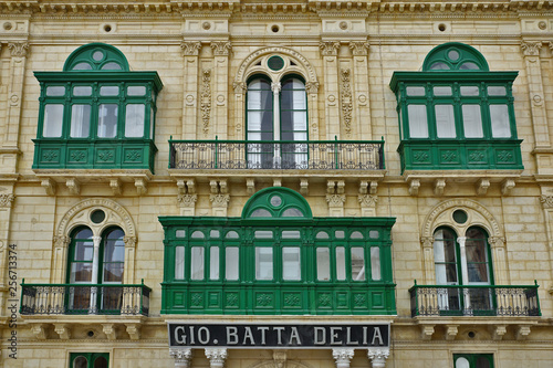 typische grüne Balkone in Malta / Valetta