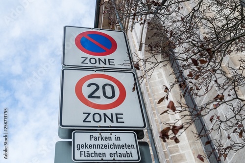 Straßenschilder für Parkverbot und Geschwindigkeitsbegrenzung, Deutschland photo