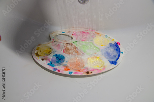 washing paint palette with water
