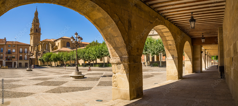 Vistas de la Plaza del Ayuntamiento de Santo Domingo de la Calzada, paso  del Camino de Santiago, en La Rioja verano de 2018 Stock Photo | Adobe Stock
