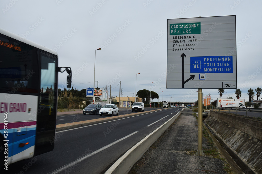 Panneau directionnel route et autoroute à Narbonne