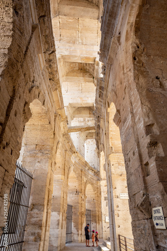 Photographie Interior columns in the Arles amphitheatre