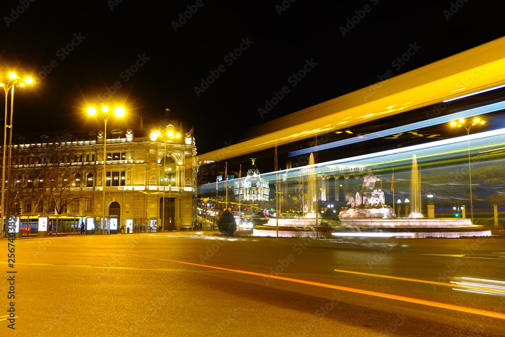 Obraz premium Fontanna Cibeles w Madrycie. Ruch nocny w Madrycie. Hiszpania. Fontanna została zbudowana w 1782 roku.
