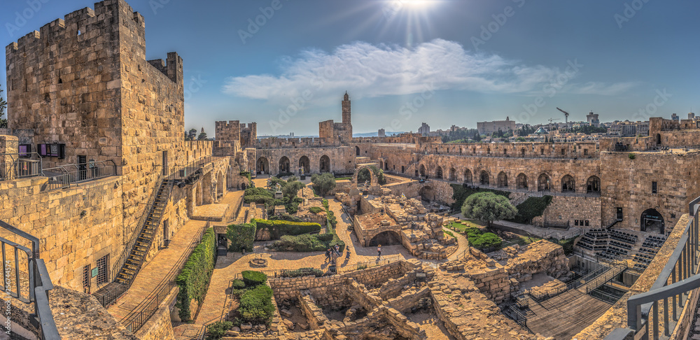 Fototapeta premium Jerozolima - 03 października 2018: Starożytna wieża Dawida na starym mieście w Jerozolimie, Izrael