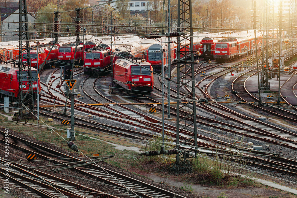 Bahn - Züge fahren am Bahnhof über Schienen entlang  - obrazy, fototapety, plakaty 