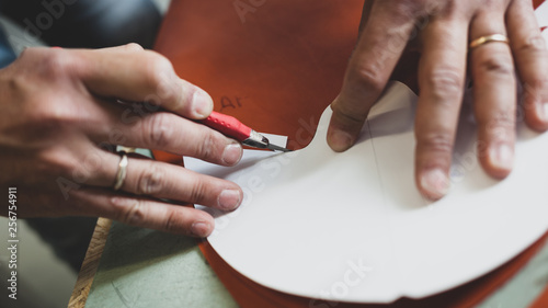 Schilderij op canvas Shoe designer working with leather.