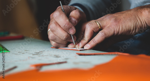 Schilderij op canvas Shoe designer working with leather.