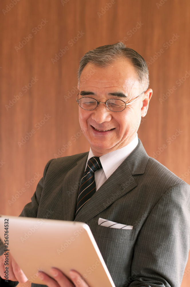 タブレットPCを持つビジネスマン