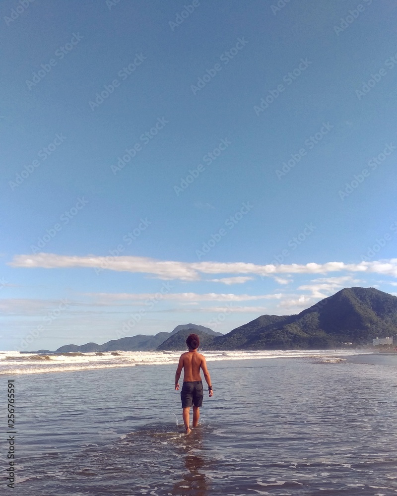 Fototapeta premium woman walking on the beach