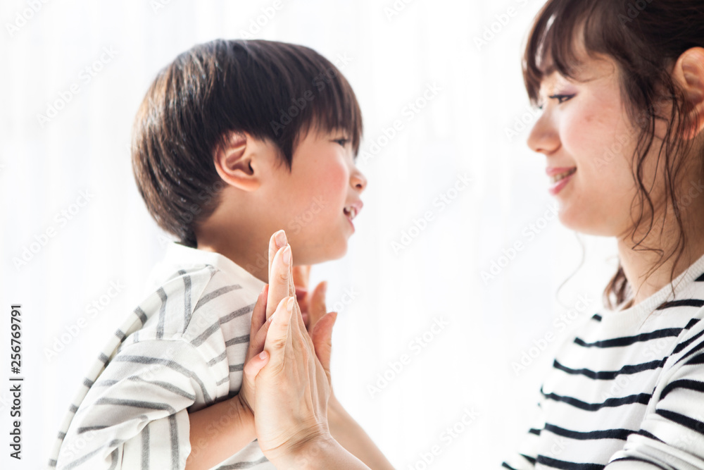 母親と手を合わせる男の子 母親と手を合わせる男の子