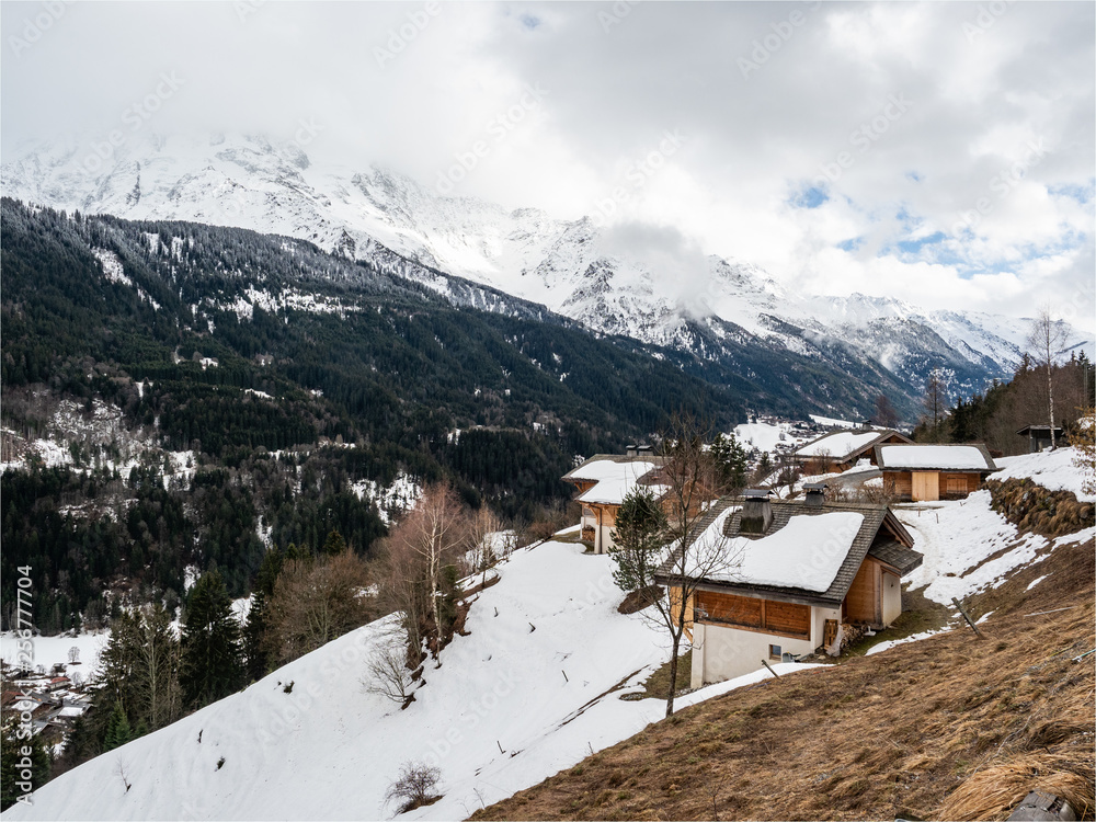 paysage de montagne en hiver dans le Massif du Mont Blanc en france