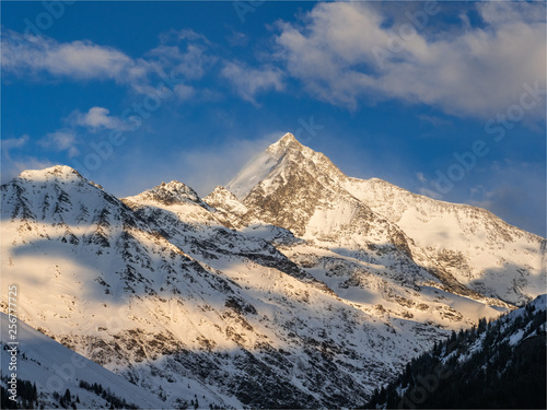 l'aiguille de Bionnassay en hiver dans le Massif du Mont Blanc en france