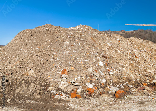 Bauschutt Halde auf einer Baustelle photo