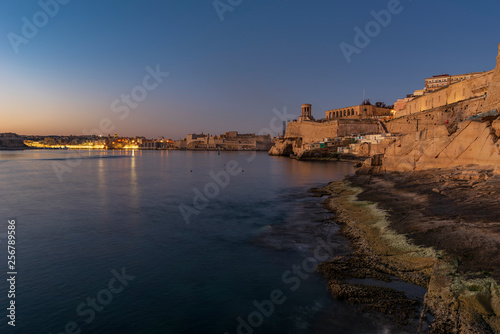 Città di La Valletta vista dai bastioni alle prime luci del mattino, Malta © Davide D. Phstock