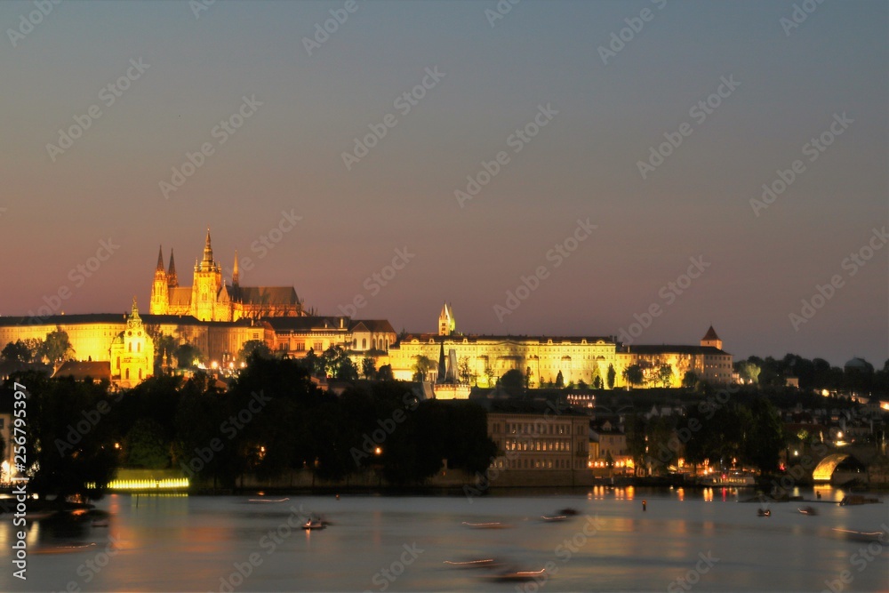 カレル橋とプラハ城の夜景