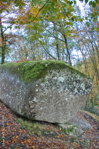 Forêt de Huelgoat dans le Finistère en Bretagne à l'automne, forêt de légendes, 