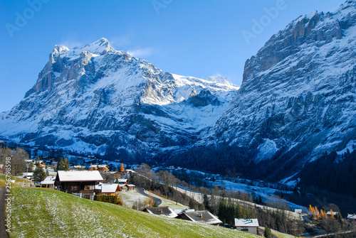 秋のグリンデルワルト　村とヴェッターホルン、メッテンベルク（スイス・ベルン州・グリンデルワルト）