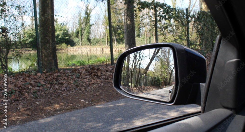 Specchietto retrovisore dell'auto in Primavera Specchietto retrovisore dell'auto in Primavera