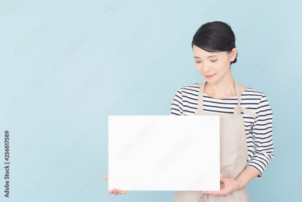 エプロンの女性