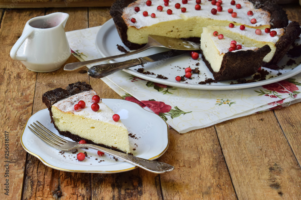 Fotografie Vanilla cheesecake on chocolate shortbread dough