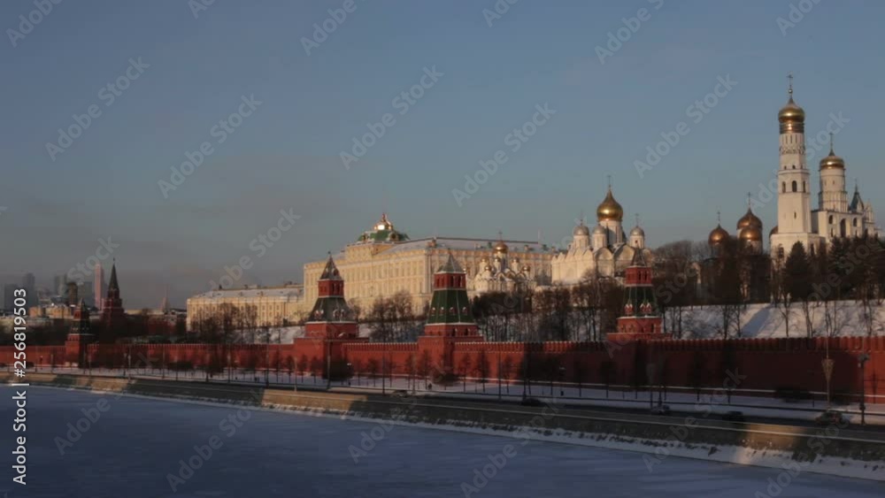 View of the Moscow Kremlin. Freezing day. Winter Moscow. Kremlin Embankment. Big Moskvoretsky bridge. View of the Moscow Kremlin. Freezing day. Winter Moscow. Kremlin Embankment. Big Moskvoretsky bridge.