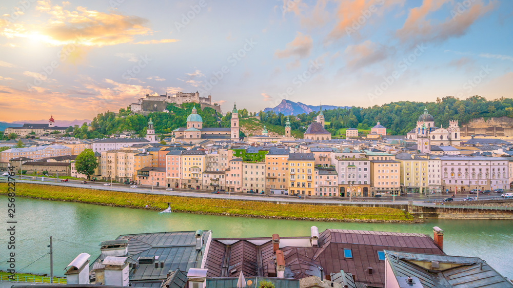 Obraz premium Beautiful view of Salzburg city skyline in the summer at sunset