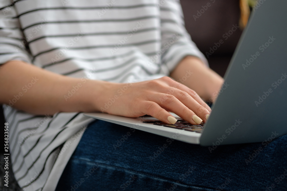 Naklejka premium The girl works at the computer at home