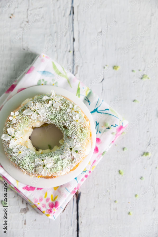Eclair rings with a cream and canned peaches Eclair rings with a cream and canned peaches