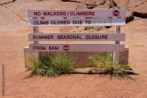 Zu heiß für den Aufstieg zum Gipfel des Ayers Rock - Uluru - in Australien photo