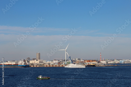 横浜みなとみらい　瑞穂埠頭　風力発電用風車 © serena_v