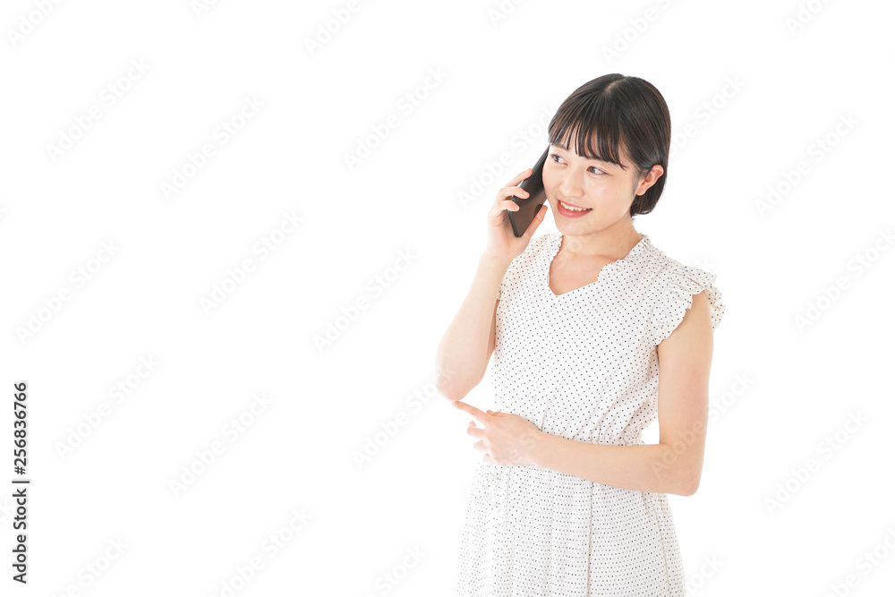 スマートフォンを使う若い女性