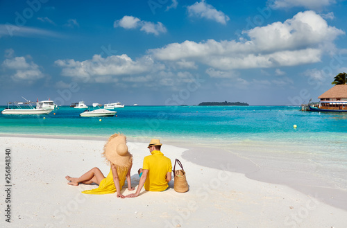 Fototapeta Naklejka Na Ścianę i Meble -  Couple in yellow on tropical beach at Maldives
