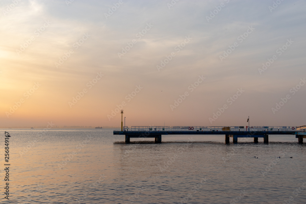 桟橋と春の午後の海　千葉県市原市五井海岸