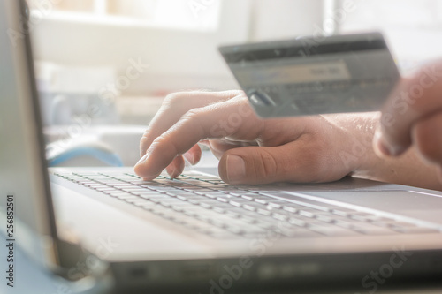 Zahlung mit Kreditkarte beim Shoppen im Internet