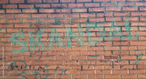 Skandal Schrift auf Wand alt grün photo