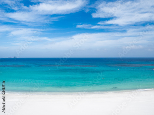 真夏の青空と神津島の前浜海岸のエメラルドグリーンの海 ８月