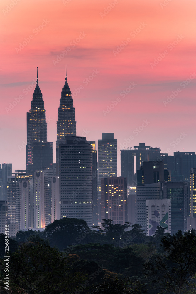 Fototapeta premium Skyline z Kuala Lumpur, Malezja podczas wschodu słońca