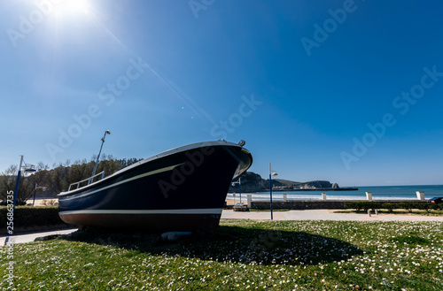 barca editada para no ser reconocida junto al mar y cielo despejado photo
