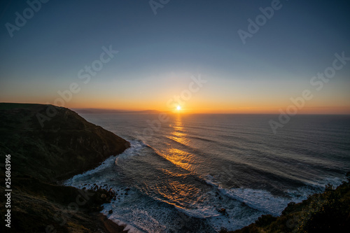 paisaje del mar desde una montaña con atardecer