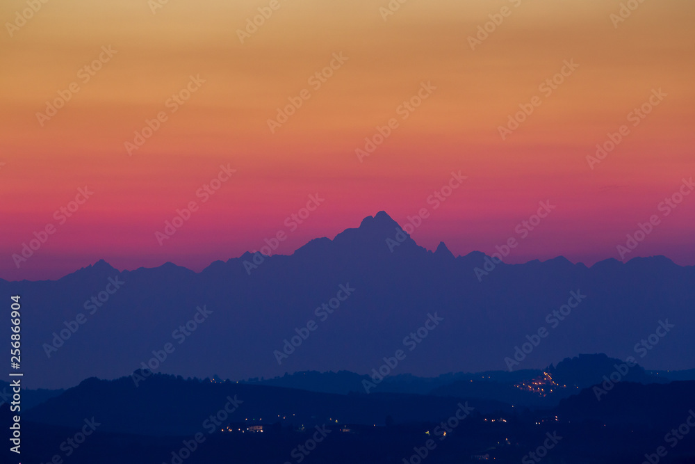 Sagoma silouette del Monviso al tramonto