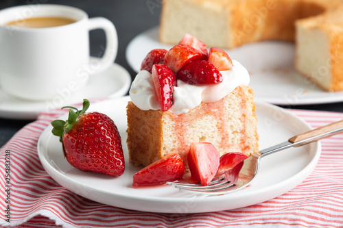 Angel food cake with whipped cream and strawberries