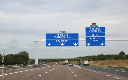 french traffic signal to go to Paris on the motorway in France