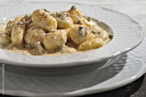 gnocchi di patate al formaggio gorgonzola e noce moscata dal basso primo piano