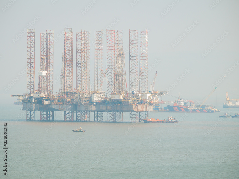 Offshore jack-up drilling rig and gas production platform in Indian ...