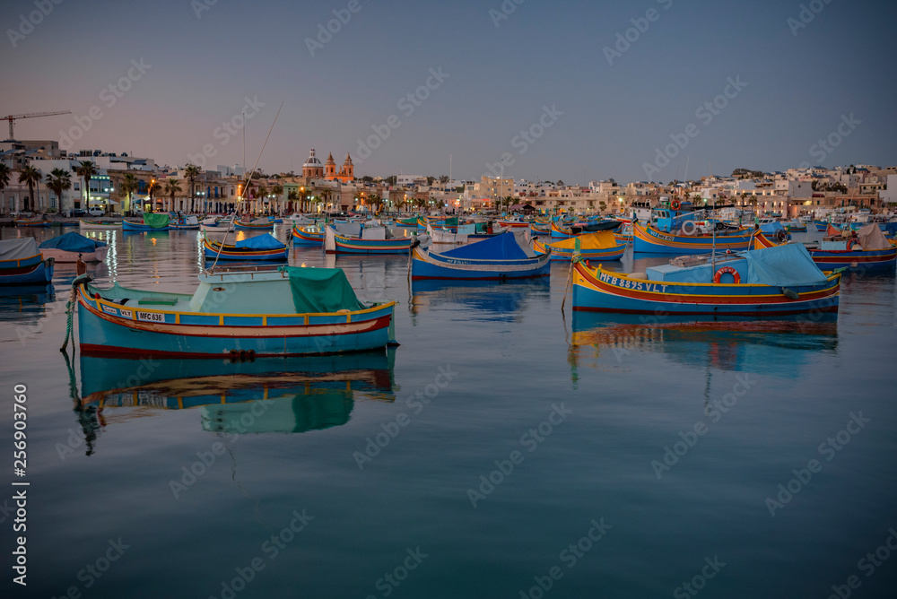 Il pittoresco villaggio di pescatori di Marsaxlokk al crepuscolo, isola di Malta
